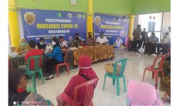 Foto:kapolsek Kota Sumenep bersama Anggota Koramil Kota ditemani Kades Babbalan Saat Memantau Pemberian Vaksin di Balai desa Babbalan. 