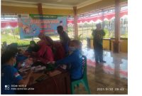 Foto: Zainal Arifin, PJ Kades Batuan Saat Memberikan Edukasi Kepada Masyarakat Yang Antri Vaksin Dibalai Desa Batuan.