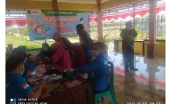 Foto: Zainal Arifin, PJ Kades Batuan Saat Memberikan Edukasi Kepada Masyarakat Yang Antri Vaksin Dibalai Desa Batuan. 