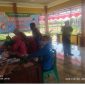 Foto: Zainal Arifin, PJ Kades Batuan Saat Memberikan Edukasi Kepada Masyarakat Yang Antri Vaksin Dibalai Desa Batuan. 