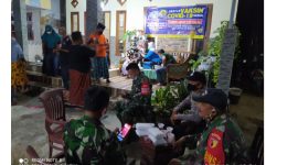Foto: Kegiatan Vaksinasi Di Desa Gedungan Yang Di pantai Langsung Oleh Anggota TNI-Polri. 