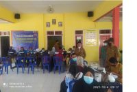 Foto: Imam Daud, Kades Pagarbatu saat memberikan sambutan kepada warga yang mengikuti vaksinasi di balai desa Pagarbatu.