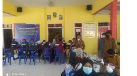 Foto: Imam Daud, Kades Pagarbatu saat memberikan sambutan kepada warga yang mengikuti vaksinasi di balai desa Pagarbatu. 
