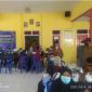 Foto: Imam Daud, Kades Pagarbatu saat memberikan sambutan kepada warga yang mengikuti vaksinasi di balai desa Pagarbatu. 