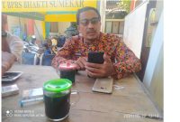 Foto: Kepala Dinas Pemberdayaan Masyarakat dan Desa (DPMD) Kabupaten Sumenep Moh. Ramli, Saat Bincang-Bincang Dengan Awak Media Di Depan Kantornya.