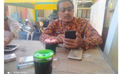 Foto: Kepala Dinas Pemberdayaan Masyarakat dan Desa (DPMD) Kabupaten Sumenep Moh. Ramli, Saat Bincang-Bincang Dengan Awak Media Di Depan Kantornya. 