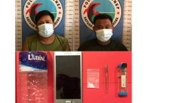 Foto: Kedua Tersangka Berikut Barang Bukti Yang Berhasil Diamankan Satresnarkoba Polres Sumenep