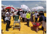 Foto: Bupati Sumenep, Achmad Fauzi didampingi Wakil Bupati Nyai Hj. Dewi Khalifah dan disaksikan MH Said Abdullah beserta keluarga lakukan Groundbreaking Myze Hotel by Luminor