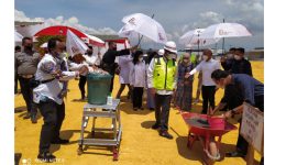 Foto: Bupati Sumenep, Achmad Fauzi didampingi Wakil Bupati Nyai Hj. Dewi Khalifah dan disaksikan MH Said Abdullah beserta keluarga lakukan Groundbreaking Myze Hotel by Luminor