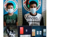 Foto: kedua tersangka beserta barang bukti saat diamankan di Polres Sumenep.