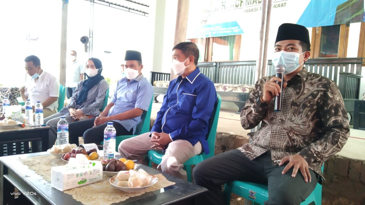 Foto: Wakil Ketua DPRD Jatim, Achmad Iskandar (Baju Biru) Didampingi Ketua PAC Partai Demokrat Kecamatan Bluto Saat Reses Di Desa Pakandangan Barat, Kecamatan Bluto.