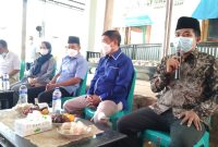 Foto: Wakil Ketua DPRD Jatim, Achmad Iskandar (Baju Biru) Didampingi Ketua PAC Partai Demokrat Kecamatan Bluto Saat Reses Di Desa Pakandangan Barat, Kecamatan Bluto. 