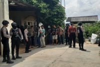 Foto: Anggota TNI-Polri Saat Berjaga Dirumah Yang Diduga Menjadi Teroris di Jl. Dr. Cipto, Desa Kolor, Kecamatan Kota Sumenep