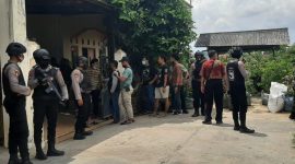 Foto: Anggota TNI-Polri Saat Berjaga Dirumah Yang Diduga Menjadi Teroris di Jl. Dr. Cipto, Desa Kolor, Kecamatan Kota Sumenep