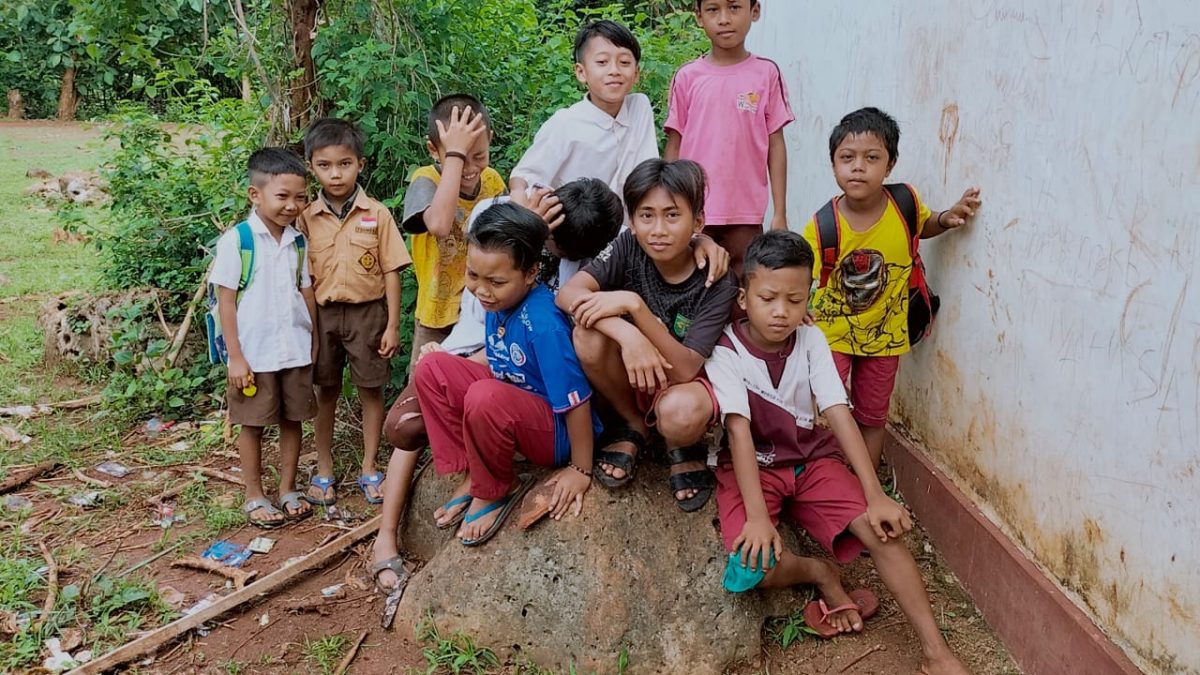 Foto: Sekelompok Siswa SDN. Jukong-Jukong II Kecamatan Kangayan, Kepulauan Kangean.