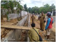 Foto: Kabid Pemeliharaan Jalan Dinas PU. Bina Marga Kabupaten Sumenep, S. Supriyadi Saat Memantau Pembangunan Drainase di Desa Jambu