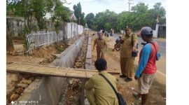 Foto: Kabid Pemeliharaan Jalan Dinas PU. Bina Marga Kabupaten Sumenep,  S. Supriyadi Saat Memantau Pembangunan Drainase di Desa Jambu