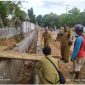 Foto: Kabid Pemeliharaan Jalan Dinas PU. Bina Marga Kabupaten Sumenep,  S. Supriyadi Saat Memantau Pembangunan Drainase di Desa Jambu