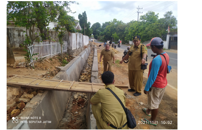 Foto: Kabid Pemeliharaan Jalan Dinas PU. Bina Marga Kabupaten Sumenep,  S. Supriyadi Saat Memantau Pembangunan Drainase di Desa Jambu