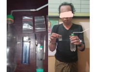 Foto: Tersangka AR Bersama Barang Buktinya Saat Diamankan Polsek Ganding