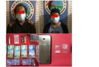 Foto: Kedua Tersangka Berikut Barang Buktinya Yang Diamankan Dikantor Satresnarkoba Polres Sumenep