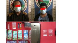 Foto: Kedua Tersangka Berikut Barang Buktinya Yang Diamankan Dikantor Satresnarkoba Polres Sumenep