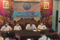 Foto: Kepala BNN Kabupaten Sumenep, Bambang Sutrisno SE, MM Didampingi para kasi saat menggelar konfrensi pers di kantor BNNK Sumenep.