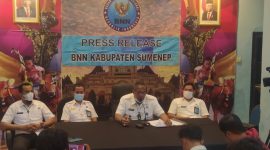 Foto: Kepala BNN Kabupaten Sumenep, Bambang Sutrisno SE, MM Didampingi para kasi saat menggelar konfrensi pers di kantor BNNK Sumenep. 