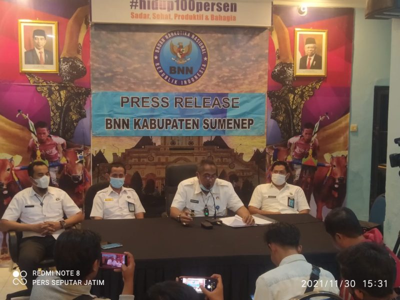 Foto: Kepala BNN Kabupaten Sumenep, Bambang Sutrisno SE, MM Didampingi para kasi saat menggelar konfrensi pers di kantor BNNK Sumenep. 