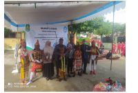 Foto: Haidar Rosiqin saat menerima penghargaan dari kepala dinas pendidikan Sumenep.