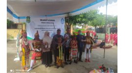 Foto: Haidar Rosiqin saat menerima penghargaan dari kepala dinas pendidikan Sumenep. 