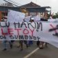Foto: Aliansi Rakyat Menggugat saat demo pemkab Sumenep sambil membentangkan beberapa poster. 