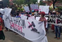 Foto:Aliansi Rakyat Menggugat saat demo pemkab Sumenep sambil membentangkan beberapa poster.
