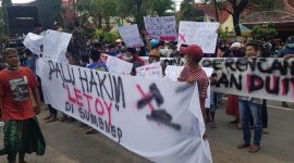 Foto:Aliansi Rakyat Menggugat saat demo pemkab Sumenep sambil membentangkan beberapa poster. 