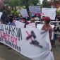 Foto:Aliansi Rakyat Menggugat saat demo pemkab Sumenep sambil membentangkan beberapa poster. 