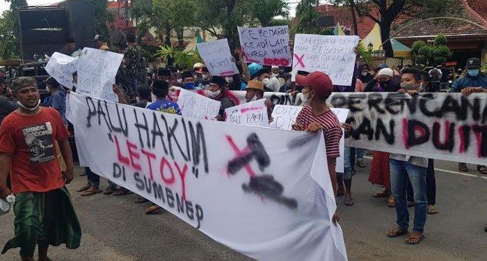 Foto:Aliansi Rakyat Menggugat saat demo pemkab Sumenep sambil membentangkan beberapa poster.