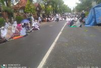 Foto: massa yang tergabung dalam Aliansi Rakyat Menggugat sedang meruqyah Pemkab sumenep