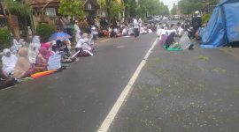 Foto: massa yang tergabung dalam Aliansi Rakyat Menggugat sedang meruqyah Pemkab sumenep