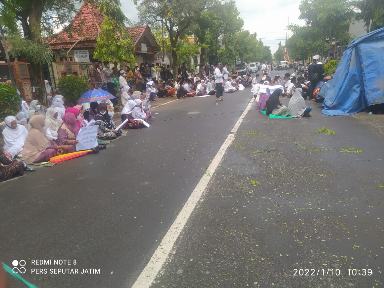 Foto: massa yang tergabung dalam Aliansi Rakyat Menggugat sedang meruqyah Pemkab sumenep