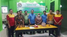 Foto: Foto Bersama Ketua KSU Ainur Jaya beserta perwakilan dari Dinas Koperasi Usaha Kecil dan Menengah, Perindustrian dan Perdagangan Kabupaten Sumenep. 