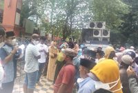 Foto: Ratusan Massa ARM saat menggruduk kantor kecamatan Rubaru. 