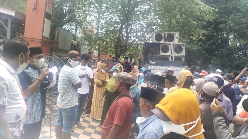 Foto: Ratusan Massa ARM saat menggruduk kantor kecamatan Rubaru. 