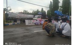 Foto: massa yang tergabung dalam Aliansi Rakyat Menggugat sedang merukyah Pemkab sumenep