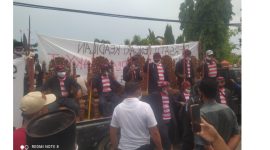 Foto: Ratusan Massa Yang Tergabung Dalam ARM Menggelar Pengadilan Rakyat Di Kantor Pemkab Sumenep