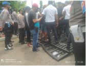 Breaking News: Tidak Ditemui Bupati, Pagar Pemkab Sumenep Roboh Digruduk Massa ARM Breaking News: Tidak Ditemui Bupati, Pagar Pemkab Sumenep Roboh Digruduk Massa ARM