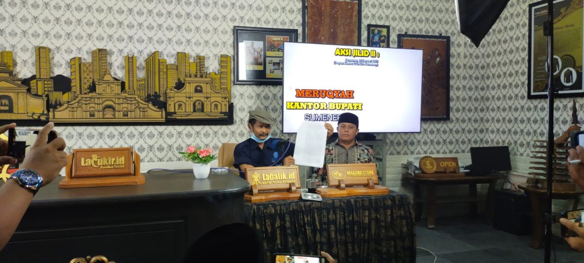 Foto: Ahmad Rasyidi (penggugat) didampingi kuasa hukumnya Kurniadi. SH saat Konfrensi pers dengan awak media.