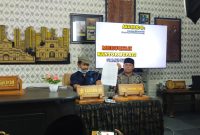 Foto: Ahmad Rasyidi (penggugat) didampingi kuasa hukumnya Kurniadi. SH saat Konfrensi pers dengan awak media. 