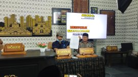 Foto: Ahmad Rasyidi (penggugat) didampingi kuasa hukumnya Kurniadi. SH saat Konfrensi pers dengan awak media. 