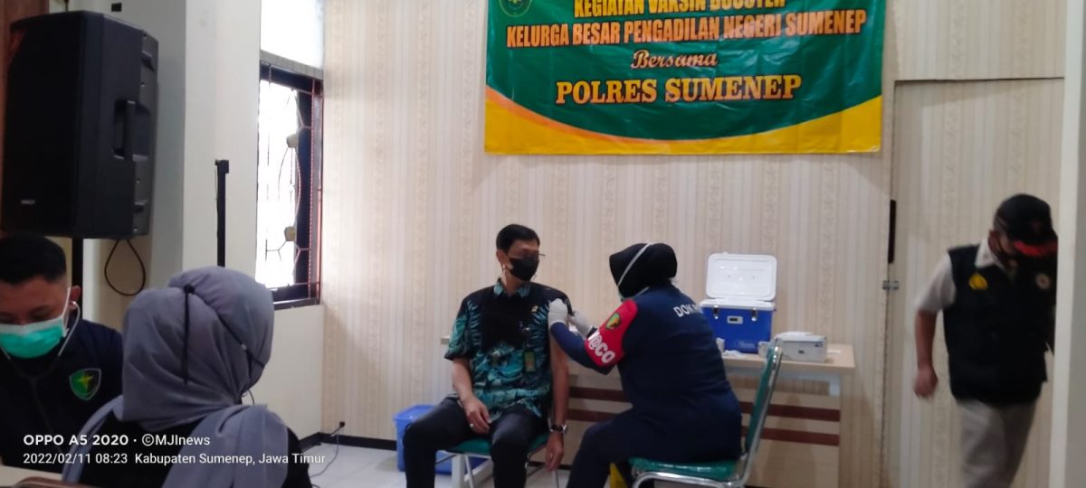 Foto: Ketua PN Sumenep Arie Andika Adikresna saat divaksin tahap 3