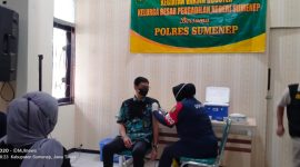 Foto: Ketua PN Sumenep Arie Andika Adikresna saat divaksin tahap 3